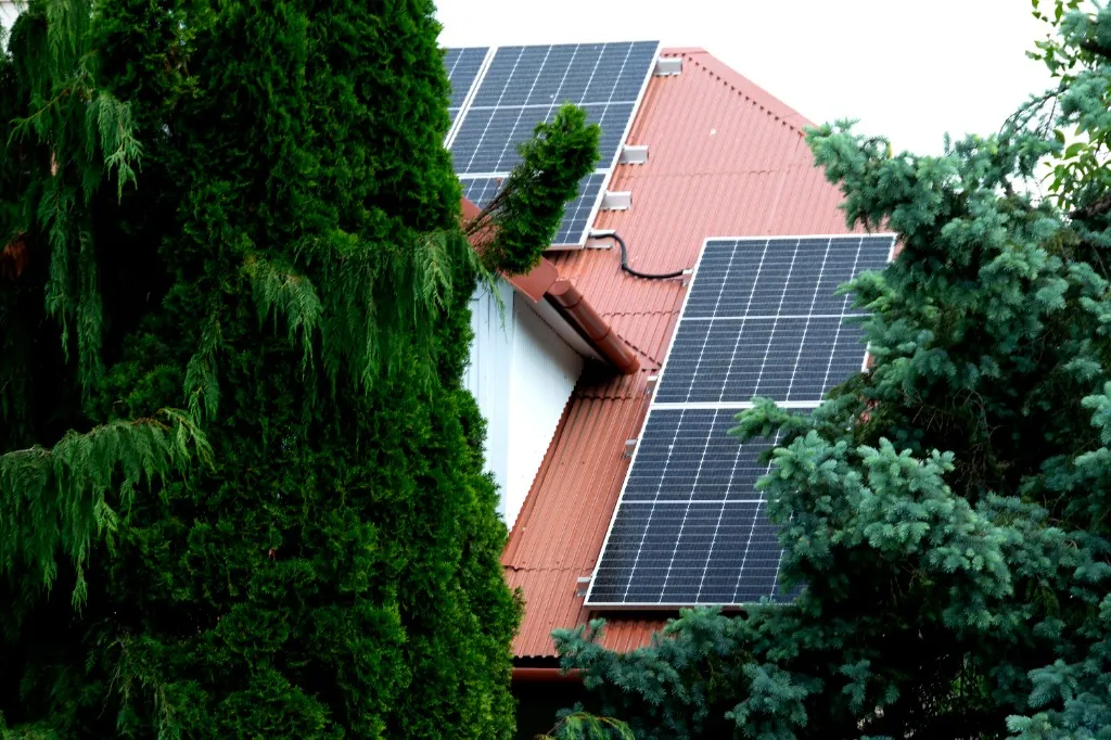 Instalacja fotowoltaiczna na dachu domu jednorodzinnego w Oleśnie