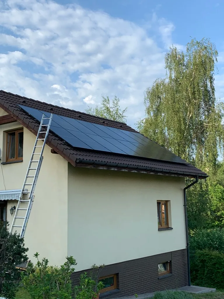 Instalacja fotowoltaiczna na dachu domu