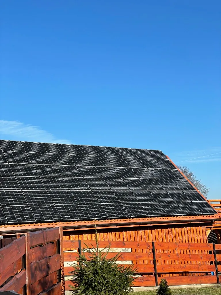 Duża instalacja PV na dachu budynku gospodarczego
