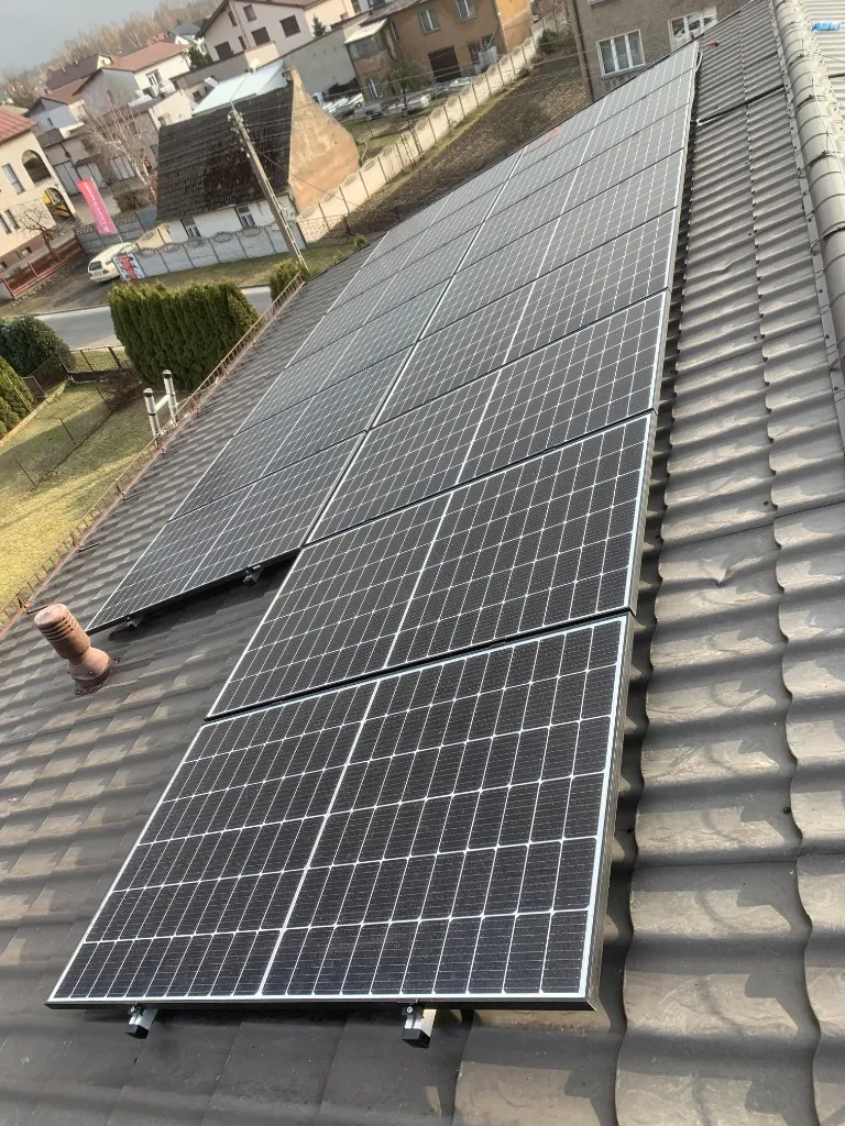 Instalacja 12 paneli na dachu domu jednorodzinnego