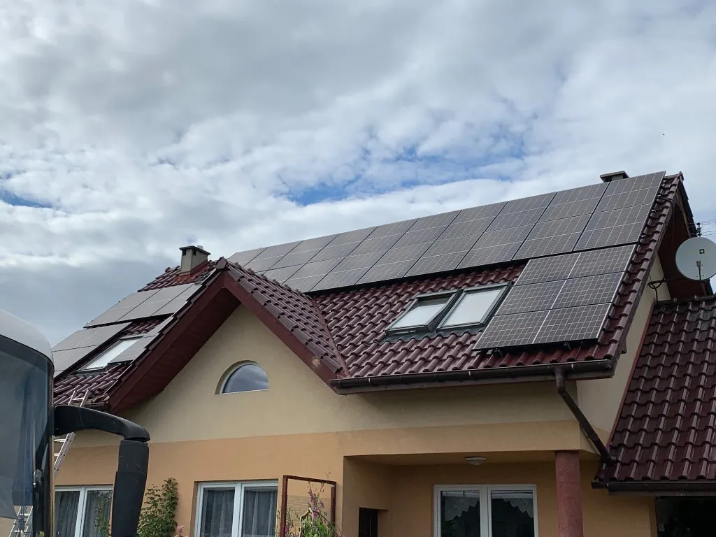 Instalacja fotowoltaiczna na dachu domu